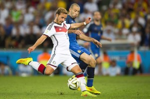 里程碑夜！尼斯状态回暖，荷甲今夜刷纪录，更衣室稳定，纪律约束更严格(gird超级房车赛)